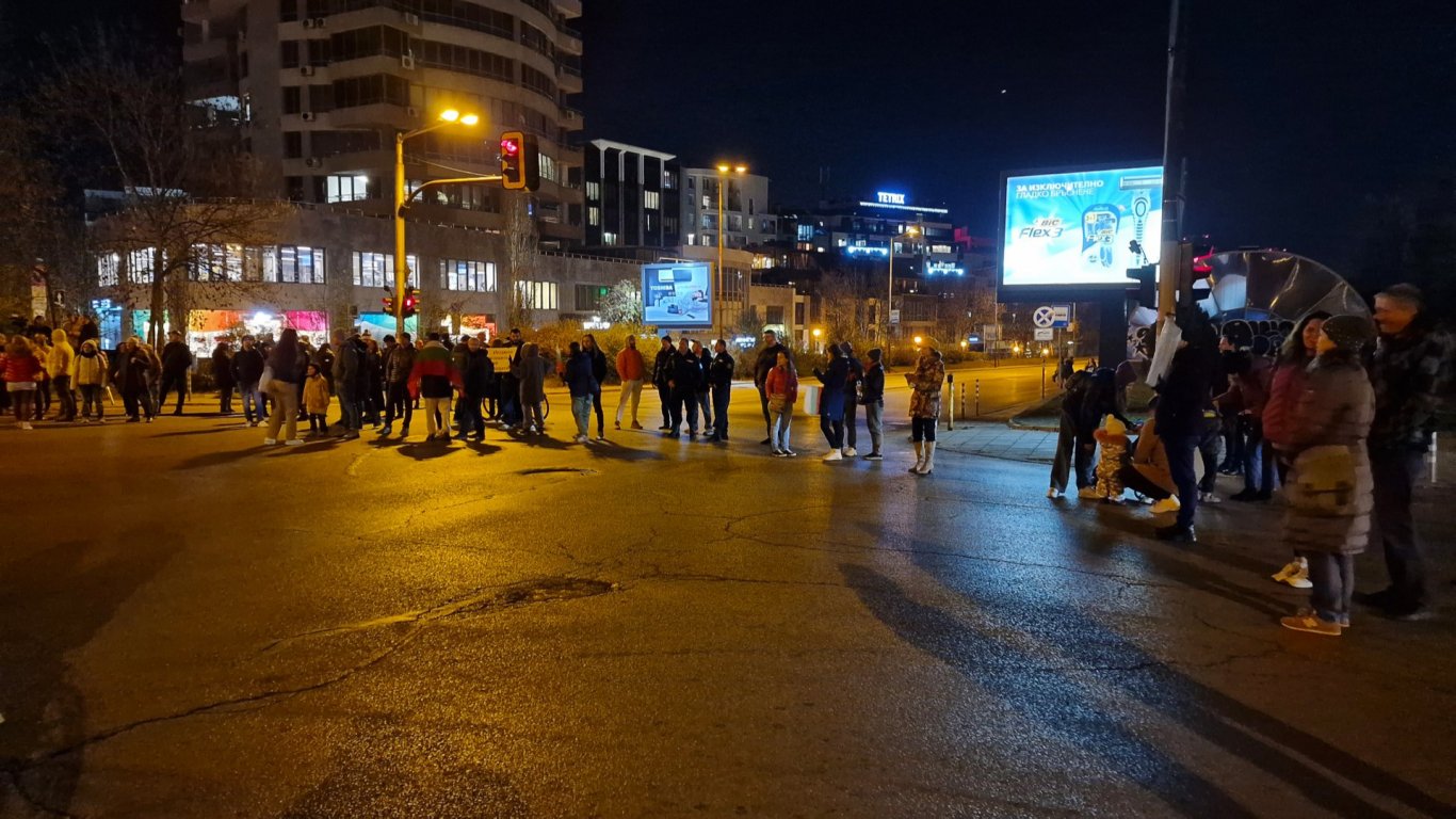 Протест срещу застрояване на градинка в кв. "Изгрев", блокираха за кратко кръстовище 