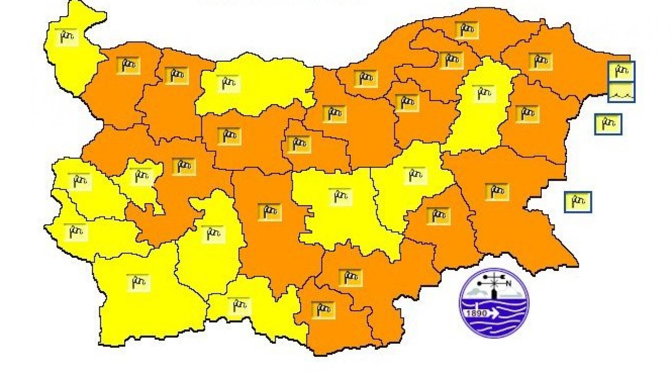 Издадоха оранжев код за силни ветрове в голяма част от страната в сряда
