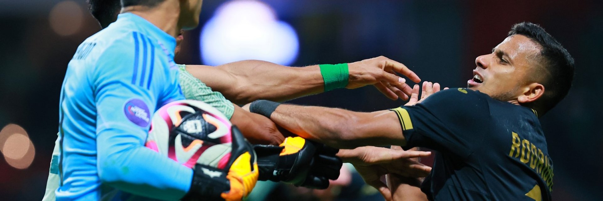 Пак не мина без бой: Мексико отмъсти на Хондурас за окървавения треньор и стигна до голям обрат