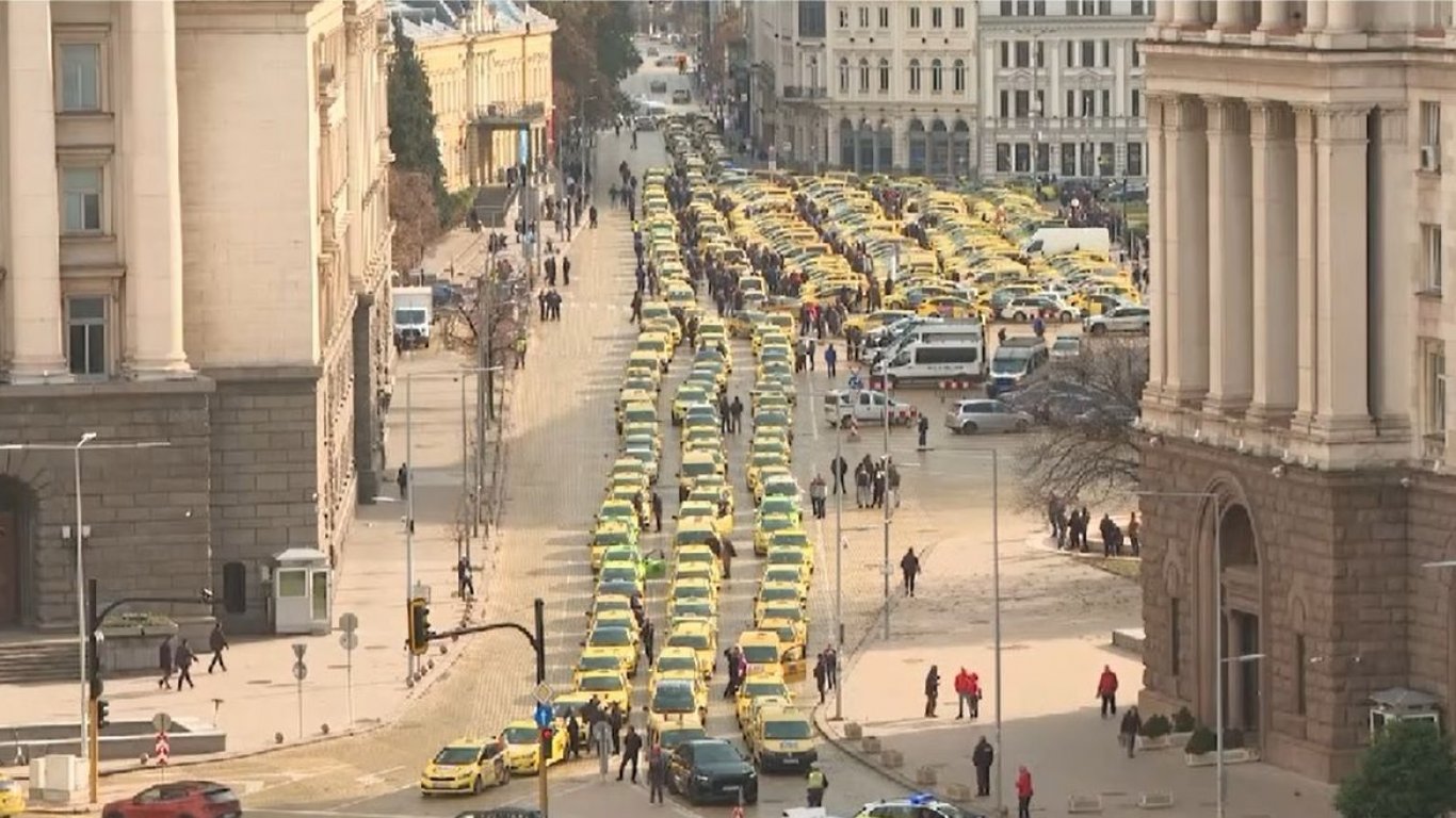 Гняв в "жълто" в страната: Протестът на такситата "превзе" площад "Батенберг" (снимки/видео) 