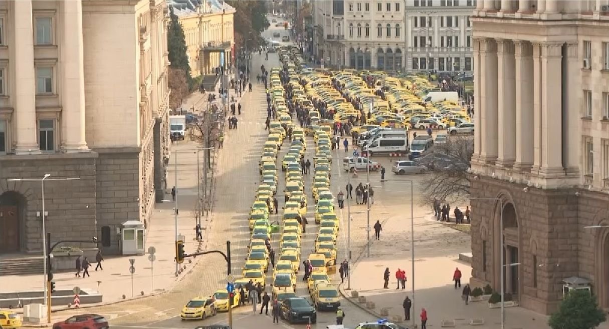 Протестът на такситата на площад "Батенберг" в София