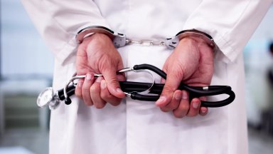 одобри споразумение за прекратяване на наказателното производство срещу лекар който