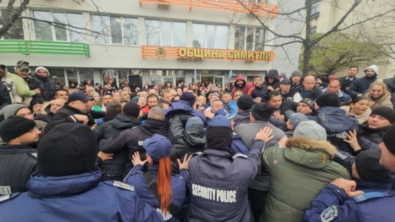 Яйца хвърчаха между две групи протестиращи на площада в Симитли, жандармерия ги разтърва 