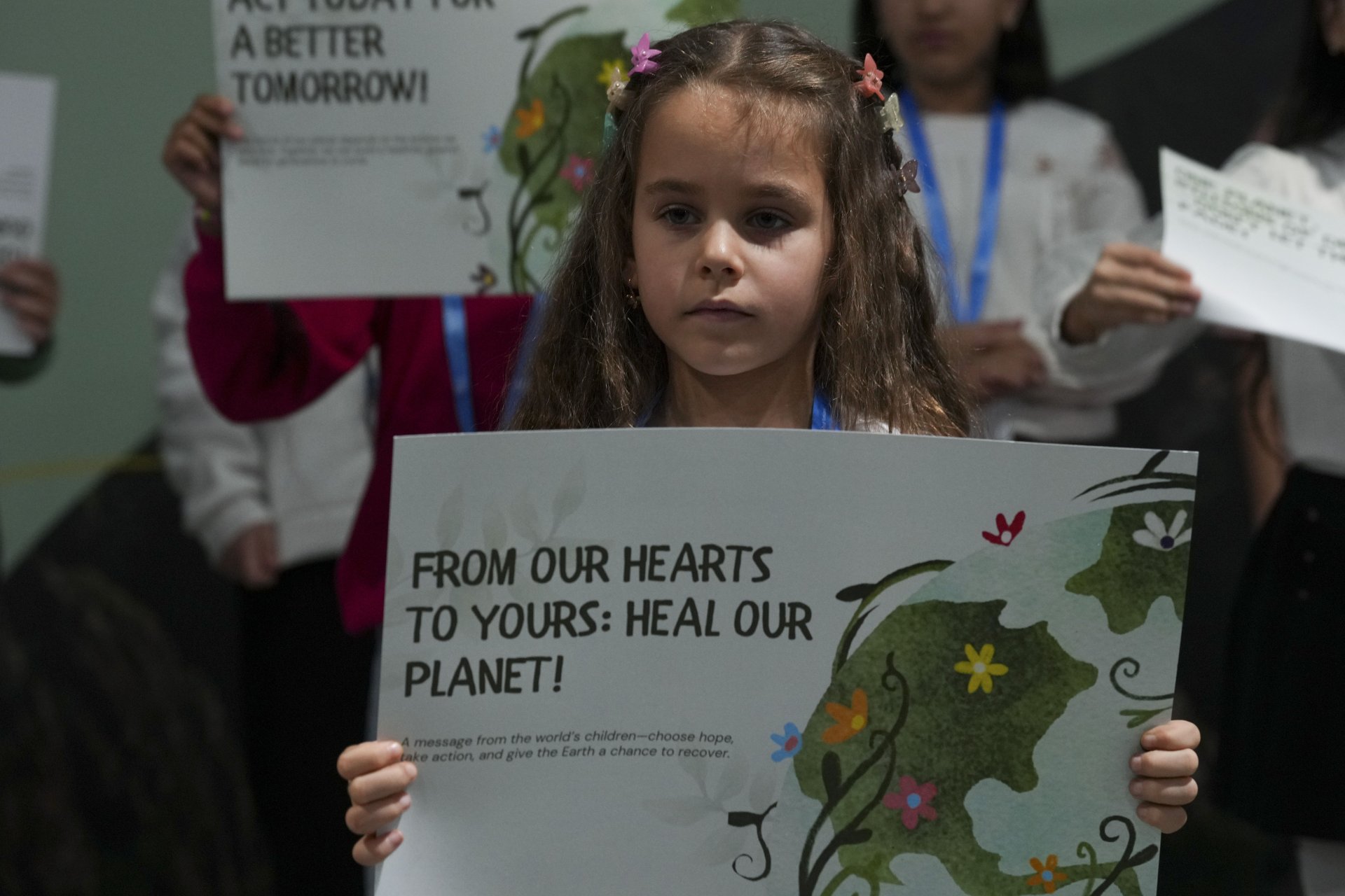 Деца призовават за чиста планета по време на форума COP29 в Баку, 21 ноември 