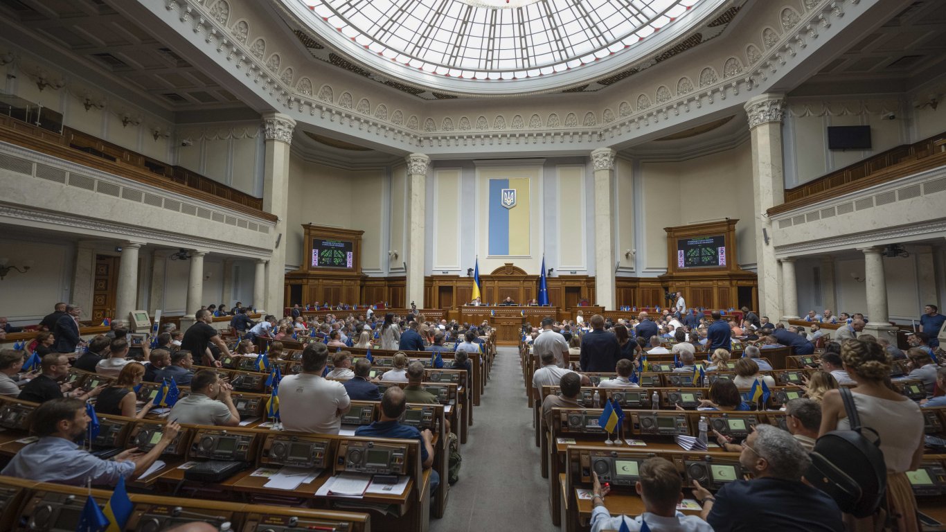 Върховната Рада затваря заради опасност от атака, депутатите извеждат семействата си от района