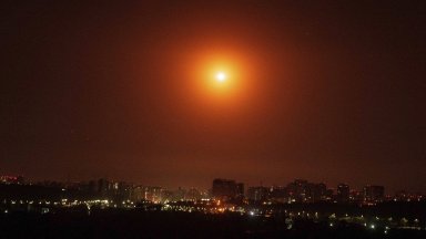 Руските сили нанесоха среднощен по украинската столица Киев предаде Ройтерс