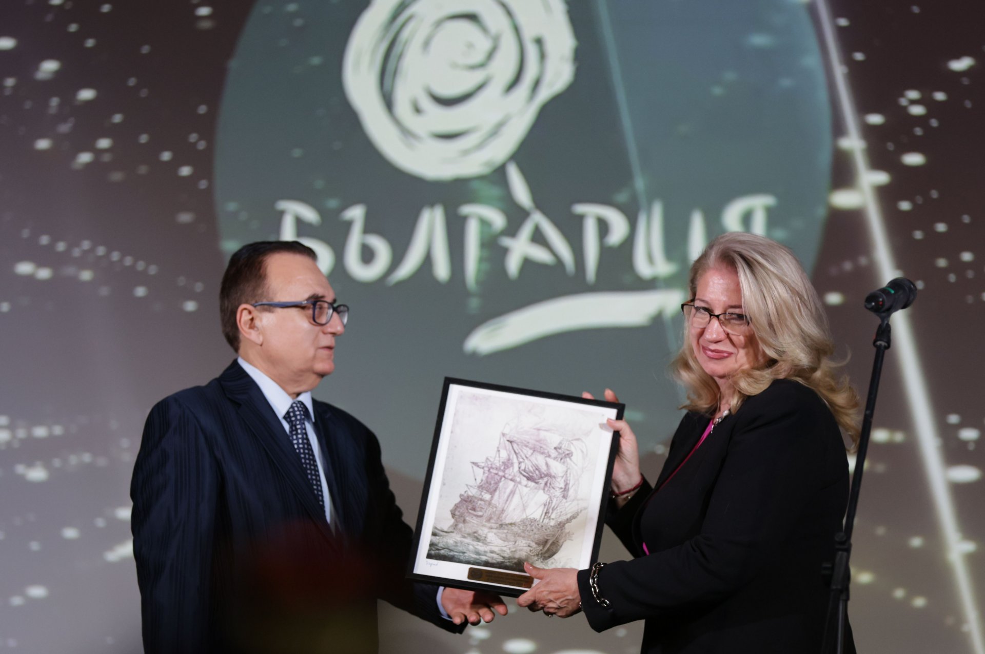 Награда за Министерството на туризма за "Най-добро партньорство и подкрепа" получи заместник-министърът на туризма Ирена Георгиева (вдясно) от председателят на Управителния съвет на БХРА Георги Щерев