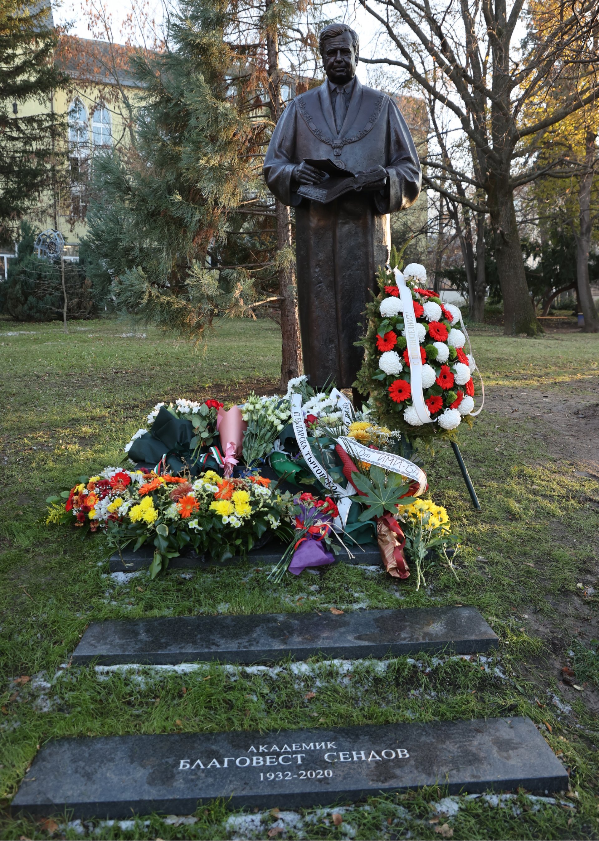 Паметникът е дело на скулптора Красимир Ангелов и архитект Станислав Константинов. 