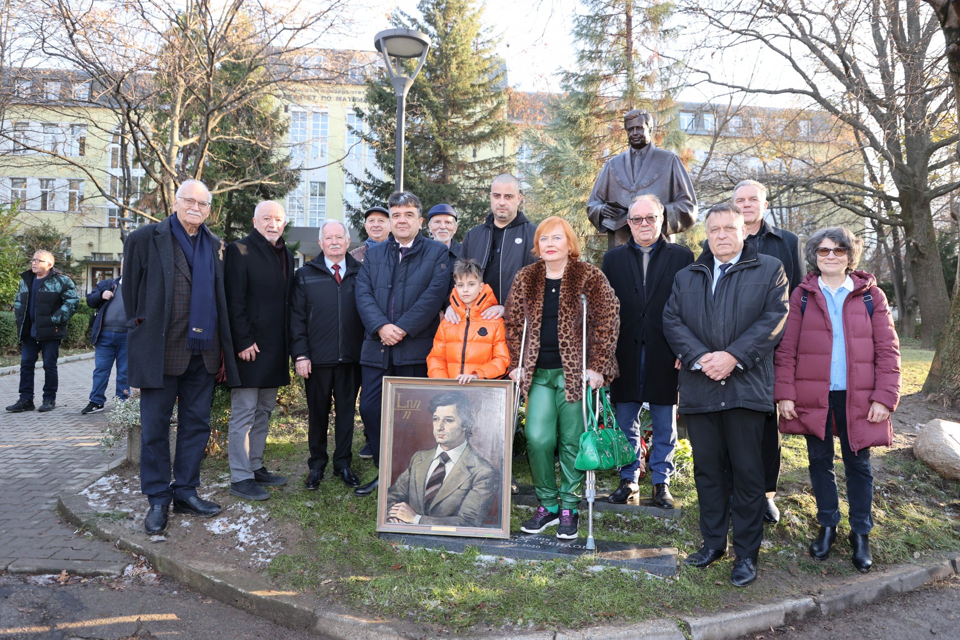 Представители на Инициативния комитет – ръководствата на СУ „Св. „Кл. Охридски“, на БАН, семейството, дарителите, сред които проф. дтн инж. Цоло Вутов, скулпторът Красимир Ангелов и архитект Станислав Константинов.