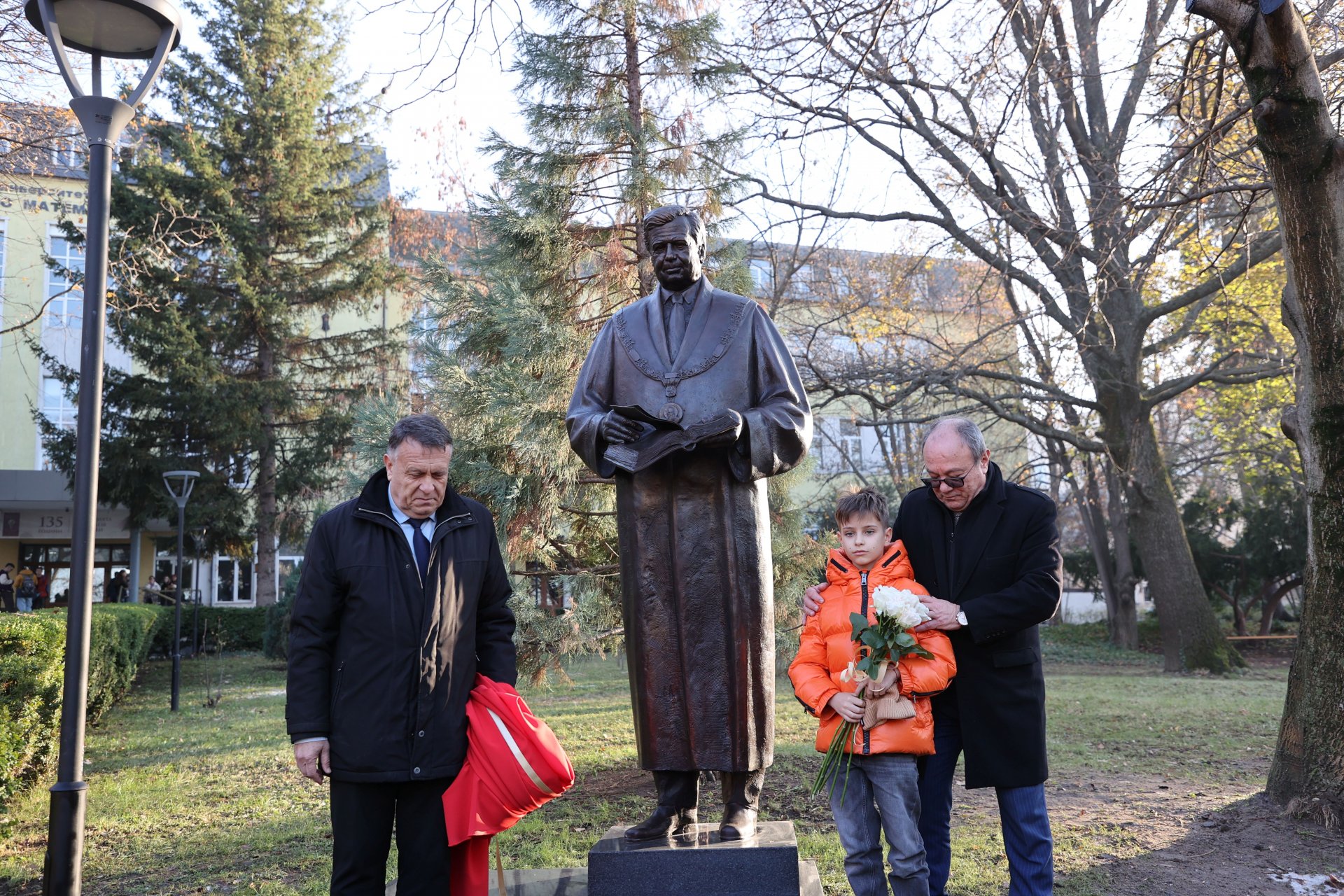 Ректорът на СУ проф. Вълчев, с внука на акад. Сендов и председателят на БАН акад. Ревалски. 