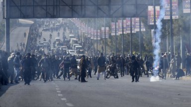 Стотици протестиращи бяха простреляни, а хиляди - арестувани, при щурм на Исламабад (снимки)