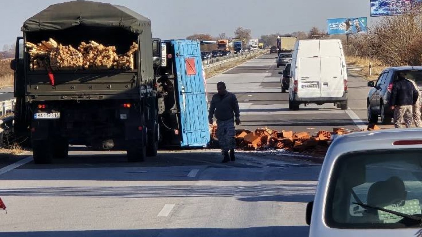 Военен камион с тухли се обърна на АМ "Тракия", микробус се запали край София