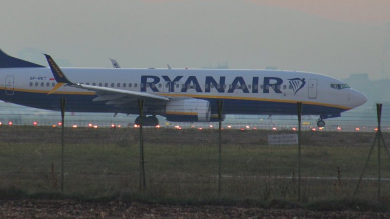 Ryanair съди пътник за 15 000 евро: За първи път авиокомпания предприема подобно действие