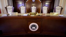 Поискаха от Конституционния съд на Румъния анулиране на първия тур от президентския вот