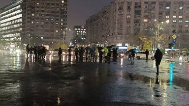 Жандармерия и дъжд осуетиха протест в Букурещ срещу повторното преброяване на бюлетини 