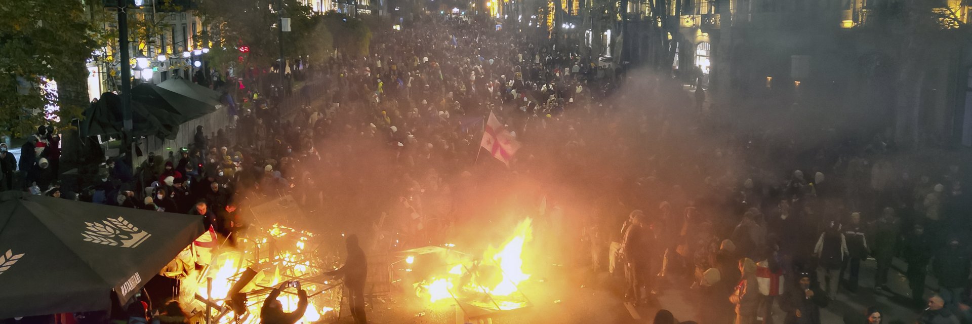 Нови сблъсъци между полиция и протестиращи в Грузия заради замразените преговори с ЕС