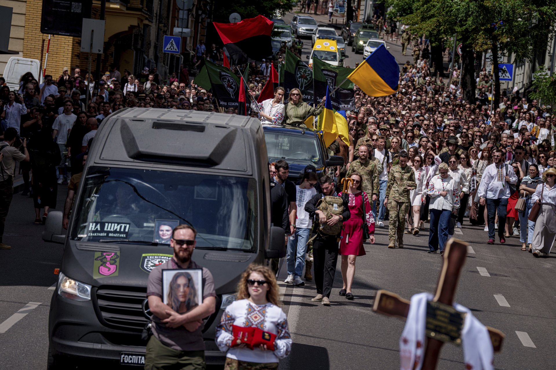 Траурно шествие по киевската улица "Михайливска" в памет на украинската журналистка и военен медик доброволец Ирина Цибух, 2 юни 2024 г. На поклонението в манастира "Св. Михаил" участваха близо 1000 души. Журналистката беше убита в района на Харков броени