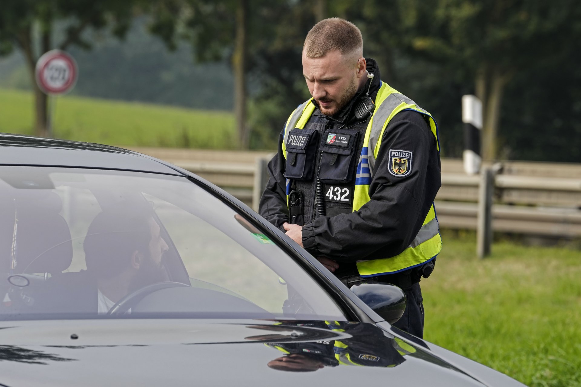 Германски полицай проверява френски автомобил близо до границата с Белгия, 16 септември 2024 г. 