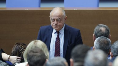 Предложението на Радев обслужва директно Москва Русия или Европа