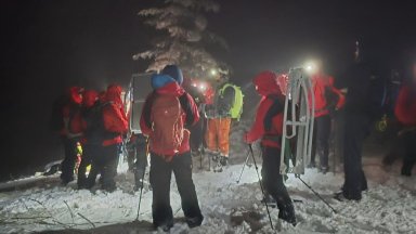 Спасиха изгубени и премръзнали момче и момиче на Витоша (снимки)