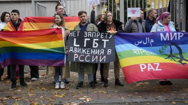 Полиция нахлу в нощни клубове в Москва в операция срещу "ЛГБТК+ пропагандата"