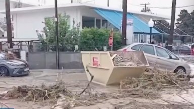 Три са вече жертвите на бурята в Гърция, в северната част на страната очакват силен снеговалеж