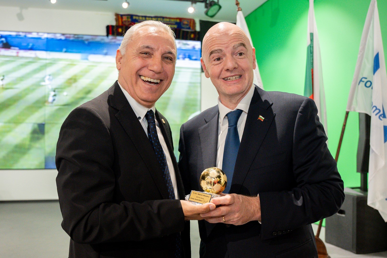 Стоичков дари Инфантино с умалено копие на своята