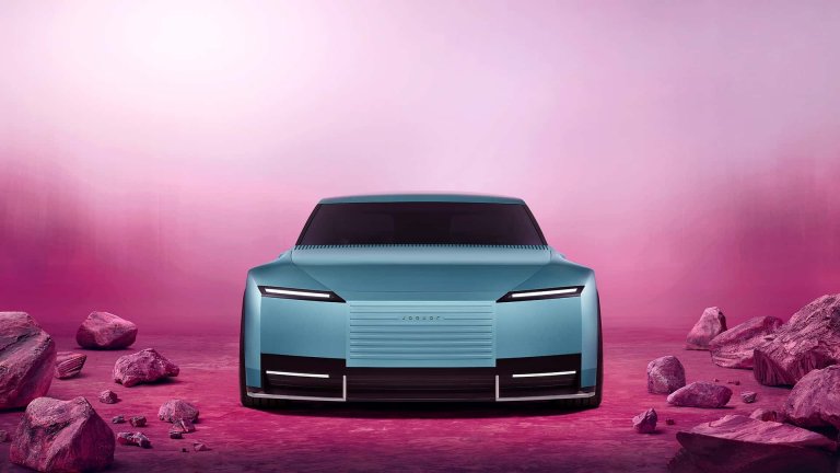 Jaguar разкри интериора на електрическия GT срещу Bentley