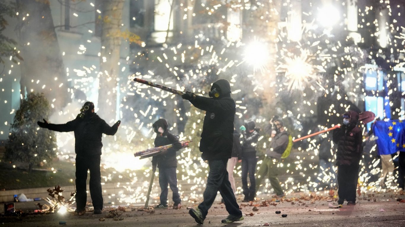 Шеста нощ на протести в Тбилиси - фойерверки и лазери срещу водни оръдия и сълзотворен газ