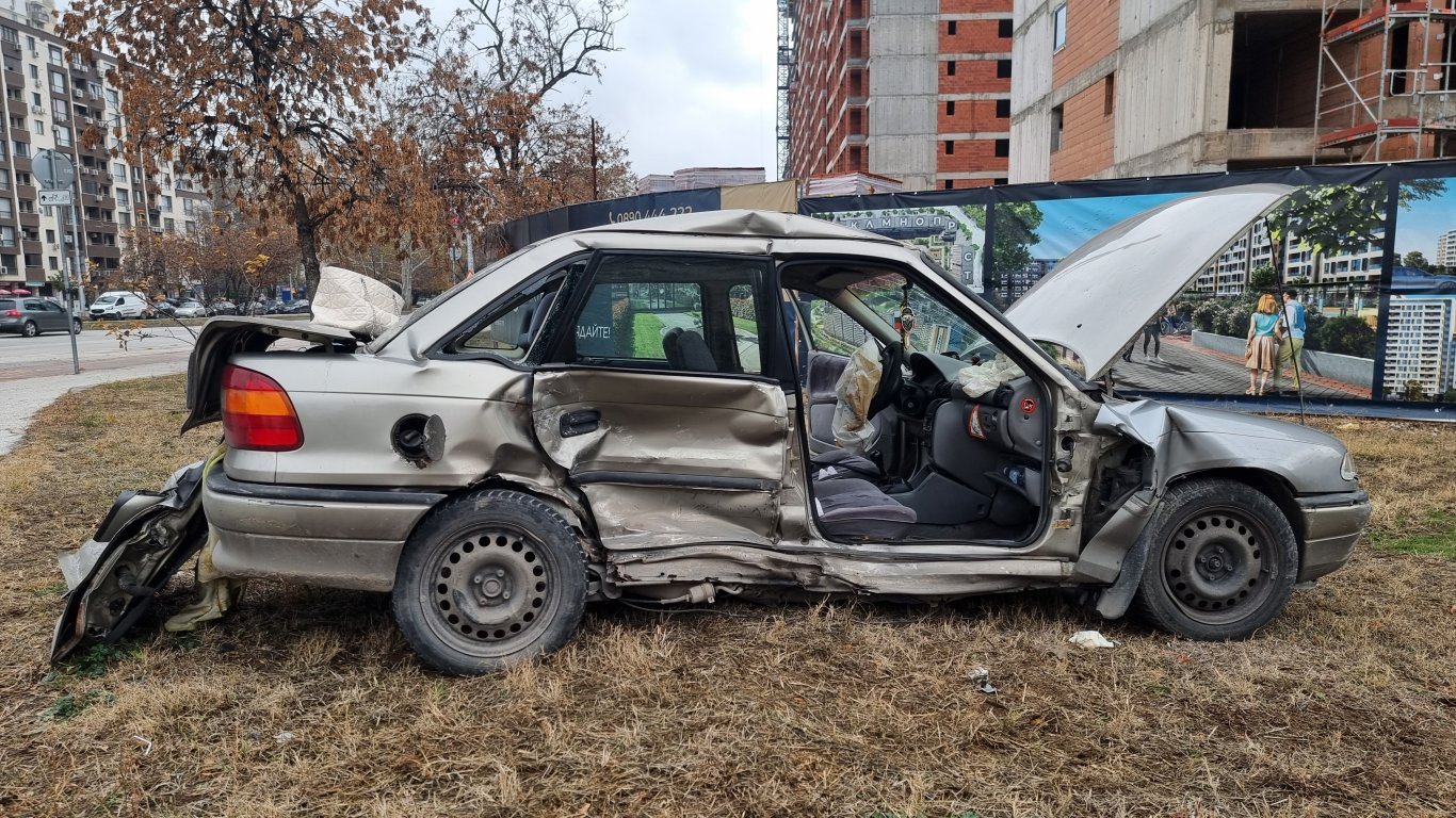 Тежка катастрофа между две коли в Пловдив, пожарникари режат ламарини (снимки)