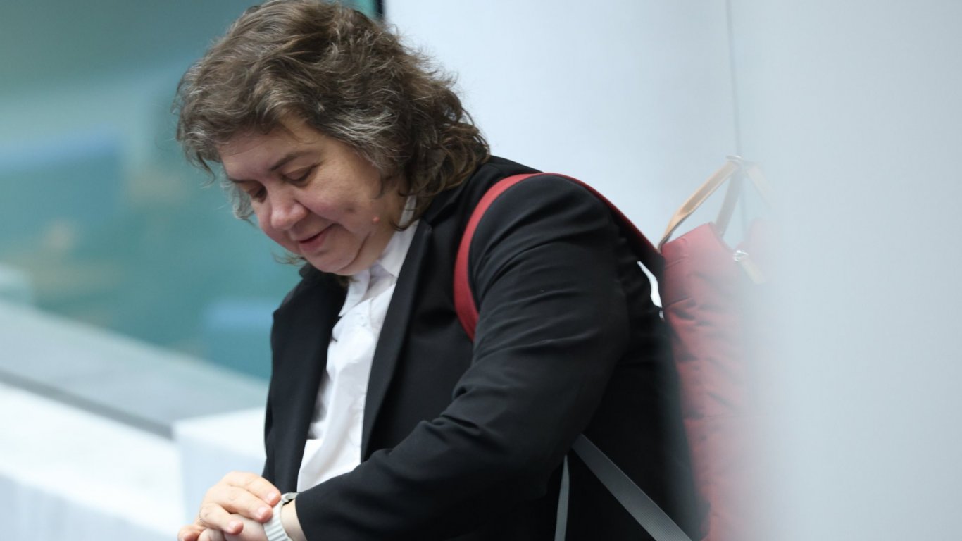 Наталия Киселова гледа часовника си след дългите дебати днес