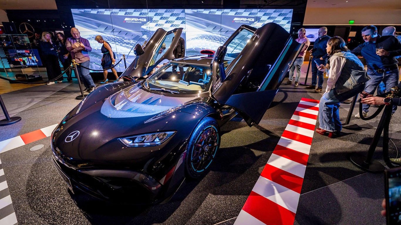 Mercedes-AMG ONE в шоурума на „Силвър Стар“