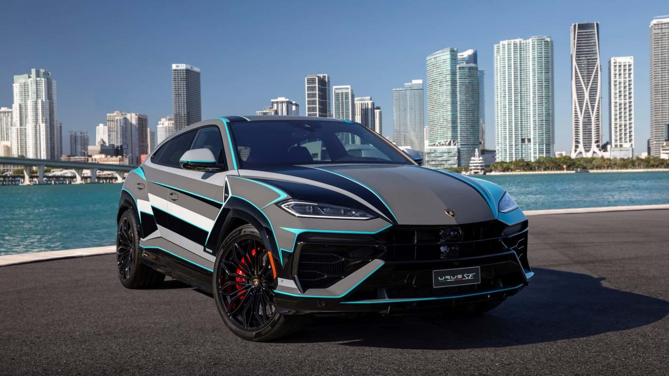 Lamborghini боядисва този уникален Urus SE в продължение на 230 часа