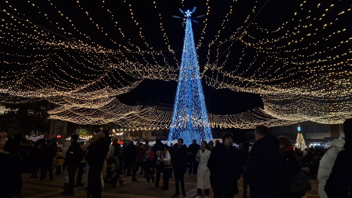 Светлинно шоу и коледни елхи озариха България (снимки)