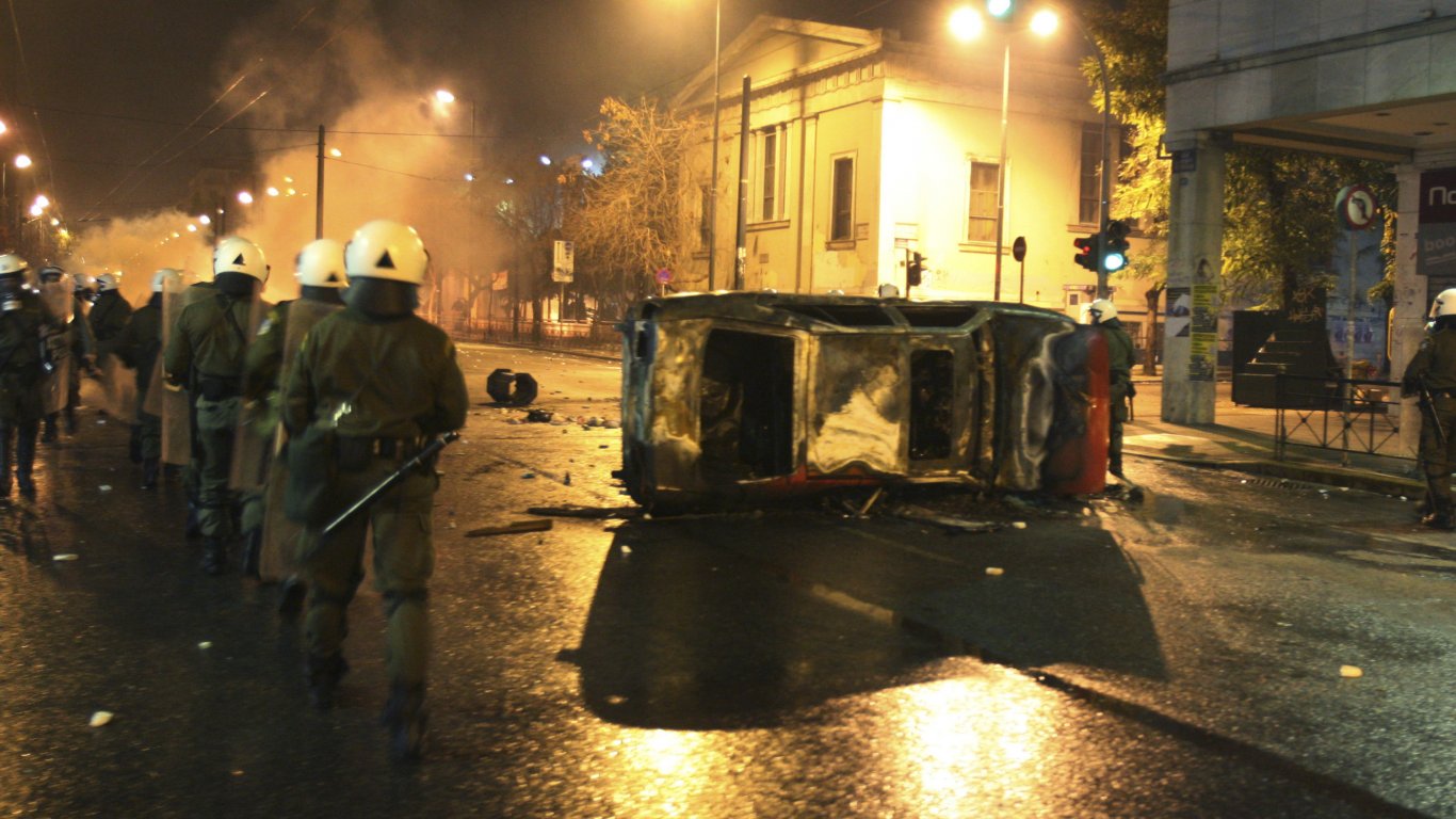 Сблъсъци и палежи в Атина по повод 16 г. от убийството на младеж от полицията