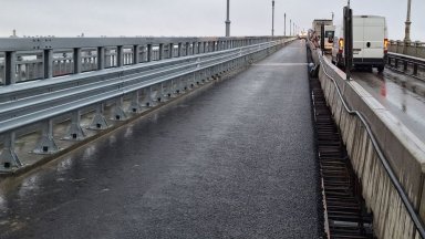 Завърши монтажът на реставрираните осветителни стълбове на съобщиха от