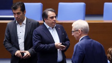 Асен Василев остро разкритикува скока на чиновническото перо в разходите от този "много лош бюджет"
