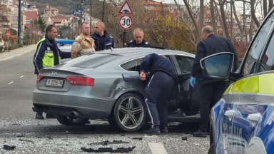 Кола се заби в автобусна спирка в Свети Влас (снимки)