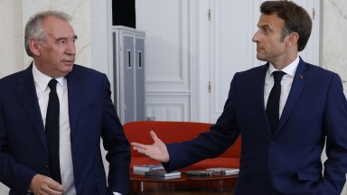 подаде официално оставка като министър председател на Франция като я връчи