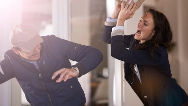 Жена нападна и би мъжа си в съобщиха от