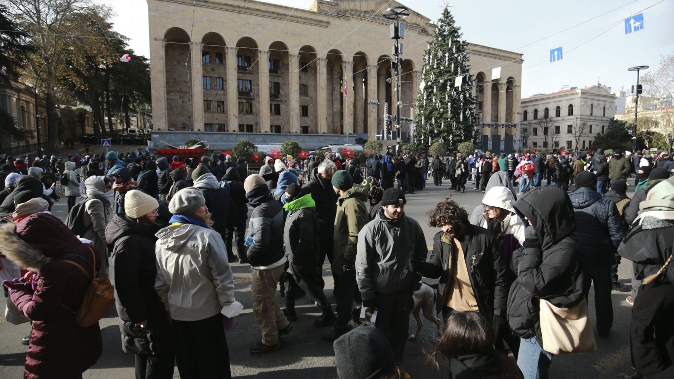 Протестиращи пред парламента, докато гласуват избора на единствения кандидат за президент