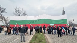 Плевенчани блокираха пътя София-Русе заради проблемите с водоснабдяването (снимки)