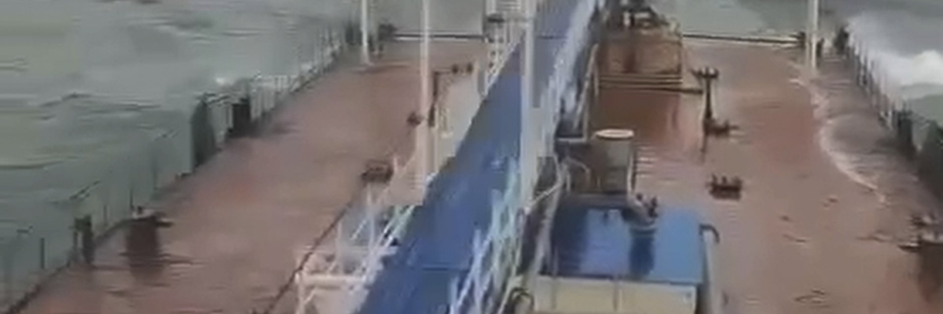 Петролен разлив и загинал след разцепването на руския танкер в Керченския проток (видео)