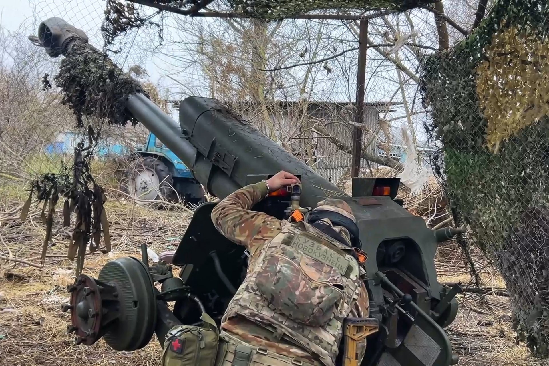 Кадър от видеозапис, разпространен от руското министерство на отбраната на 29.11.2024 г. Руски войници стрелят срещу украински позиции в областта Курск