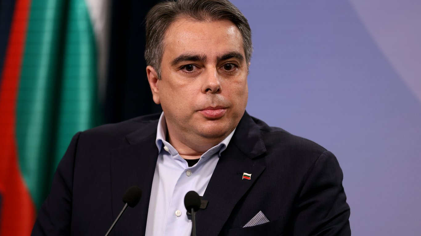 Асен Василев: Вината за войната по пътищата не е в управлението на ПП