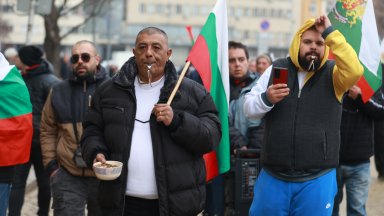 Протестът на такситата приключи с пешеходно шествие и хвърляне на жълти стотинки (снимки)