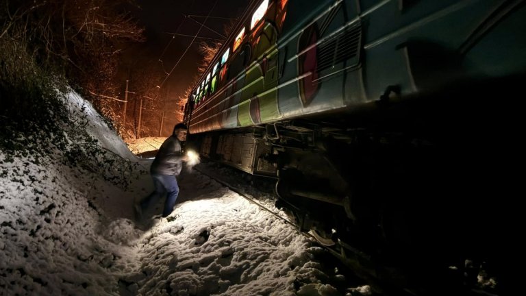 Пътнически влак дерайлира преди гара Земен заради паднали скали на релсите