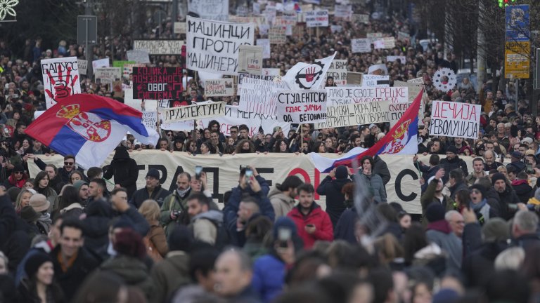 Десетки хиляди окупираха площада в Белград на протест срещу Вучич, той: Манипулирани са