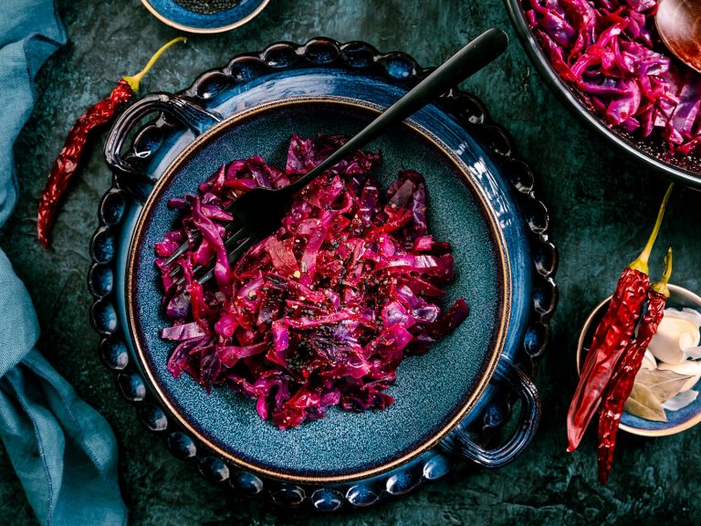 Тържествена салата: Кисело зеле с цвекло и чили