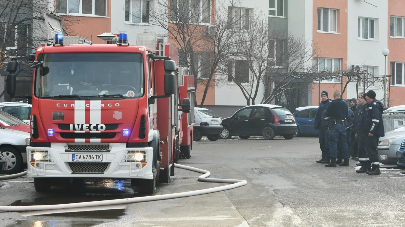 Пожар в жилищен блок в София, две деца и трима възрастни са обгазени (снимки)